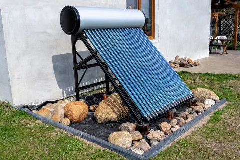 Ein Vakuum-Röhren-Solar-Kollektor aufgebaut vor einem Haus.